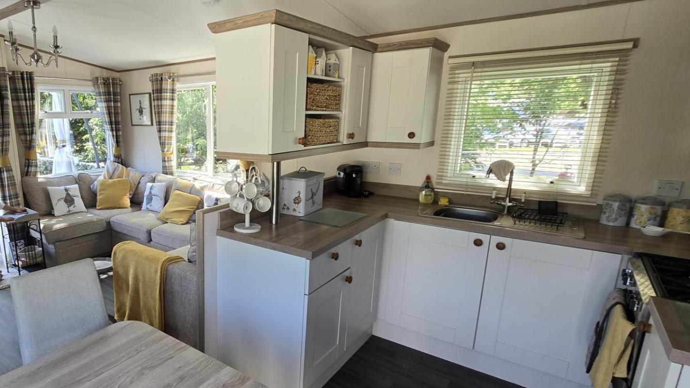 Luxury Lakeside Caravan With Hottub And Private Fishing Peg, Tattershall Lakes Exterior photo