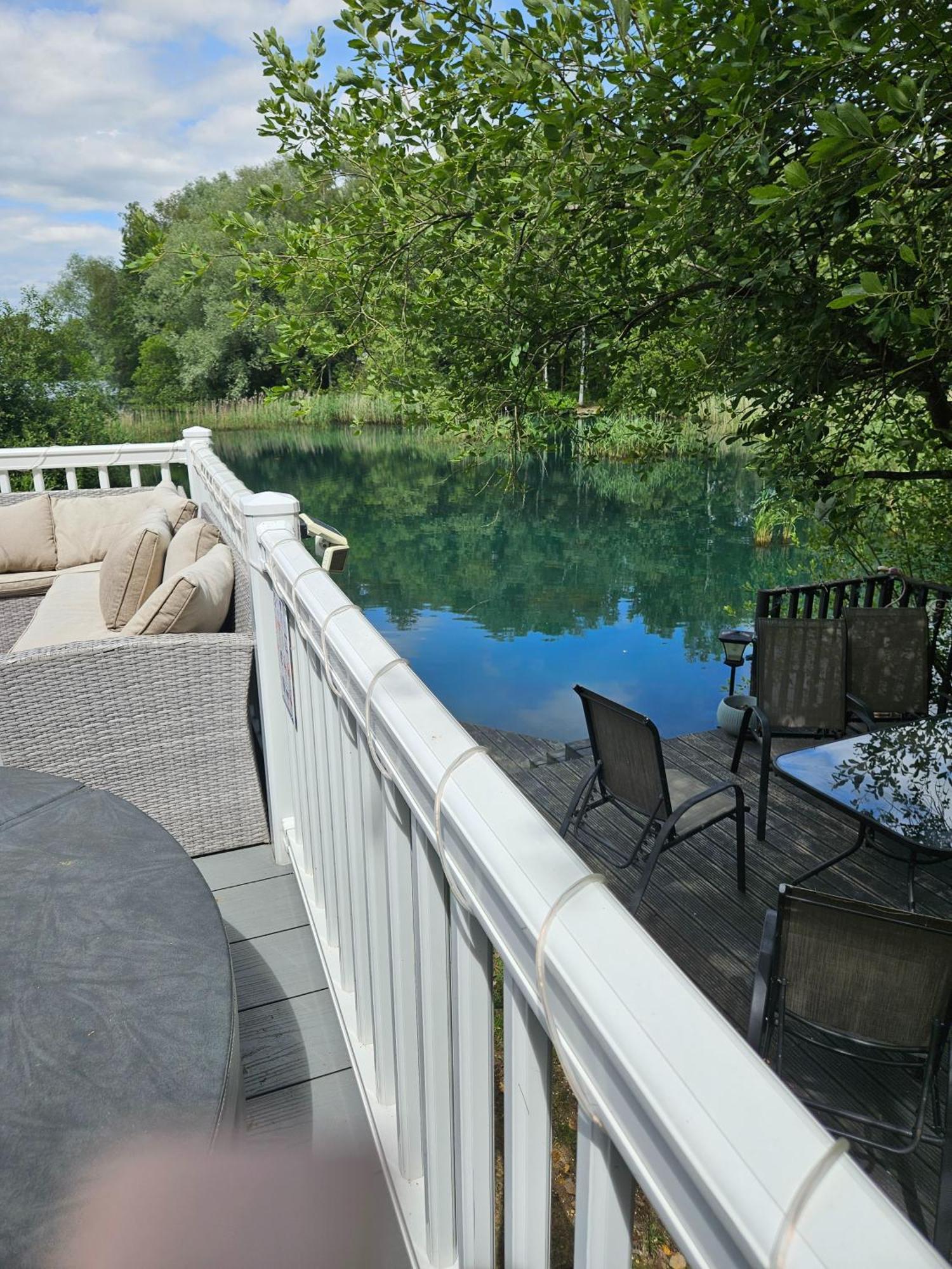 Luxury Lakeside Caravan With Hottub And Private Fishing Peg, Tattershall Lakes Exterior photo